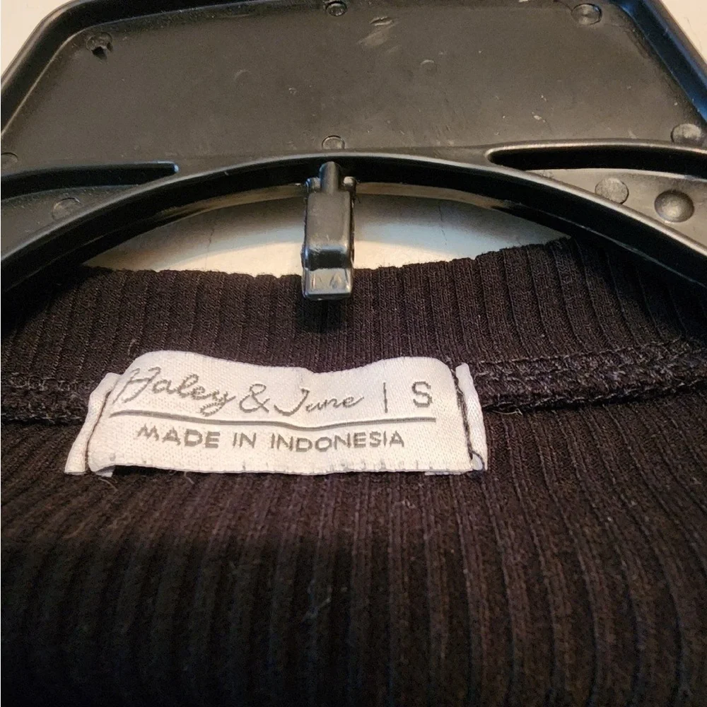 Haley and June black crop top shirt size small - Picture 3 of 3